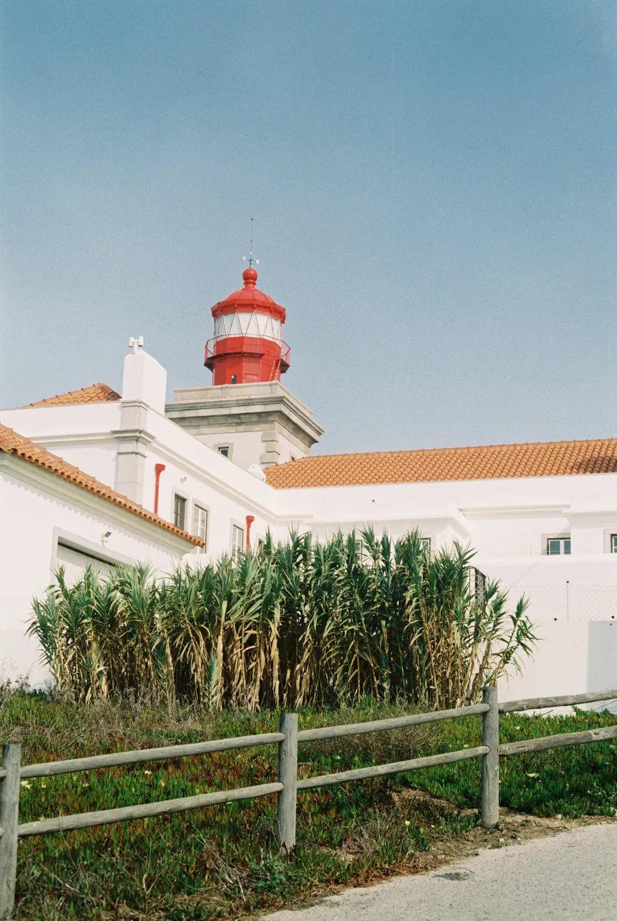 Faro junto al mar