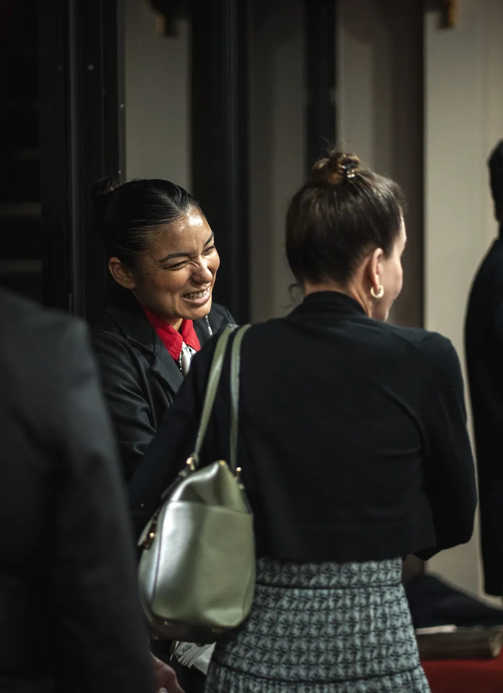 Dos hermanas de la iglesia conversando y sonriendo